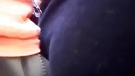 Красив мъж помага да ...